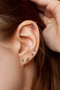 Posturologie : image d'une oreille avec un piercing